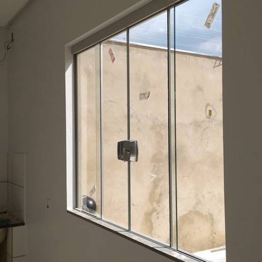 Portas com sistemas invertidos, janelas com fechadura e janela maxim ar por Top Vidros