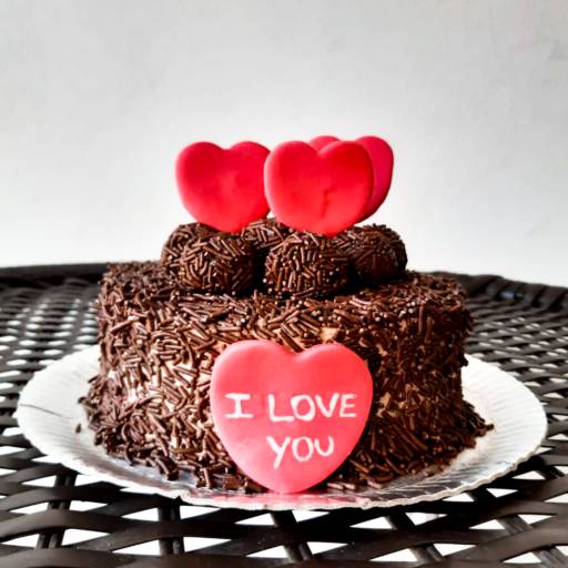 Bolo de Brigadeiro com corações 