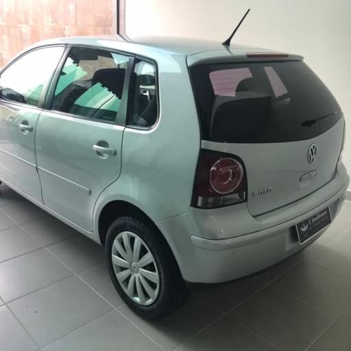 POLO HATCH 1.6 2010/2011 por Helfen Motors