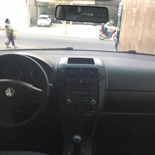 POLO HATCH 1.6 2010/2011 por Helfen Motors