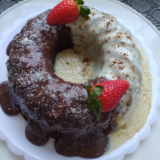 Bolo de cacau com cobertura meio ninho/meio brigadeiro fake