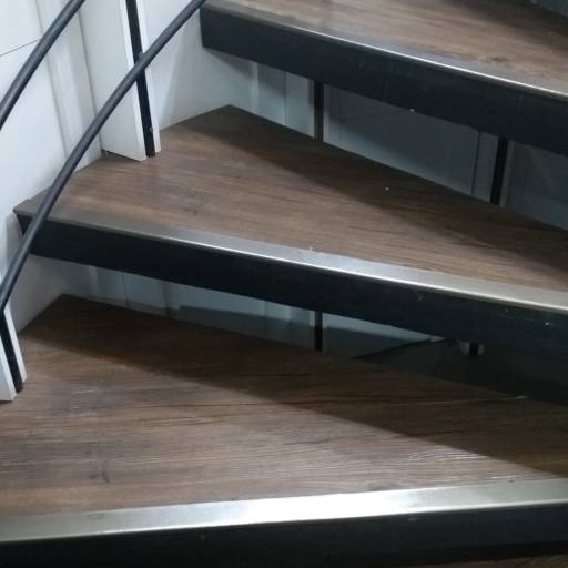 Escada revestida de Piso Vinílico  por Raspadora Brasil