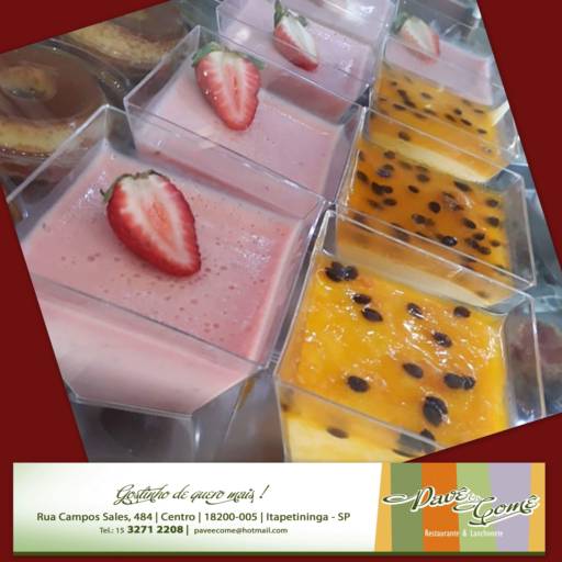 Mousses morango e maracujá. 