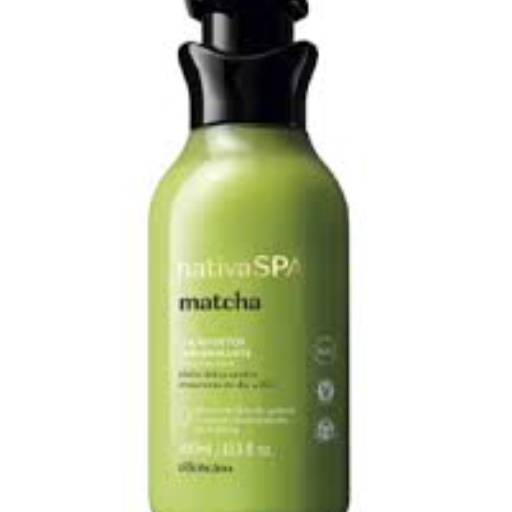 Com fragrância fresca, A Loção Detox Matcha também hidrata a pele, deixando aquela sensação de maciez e renovação. Matcha é um ingrediente de efeito detox com propriedades antioxidantes, purificantes e revitalizantes para a pele.