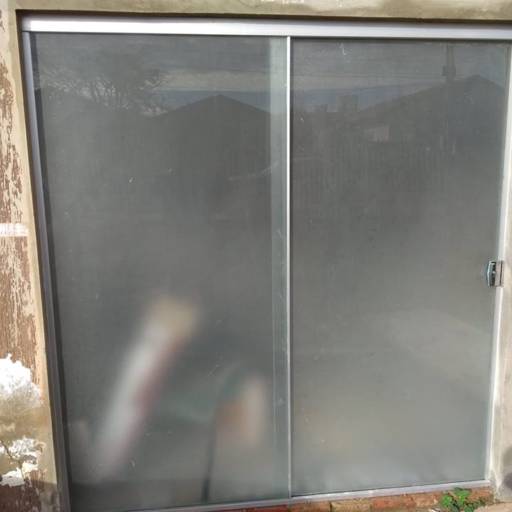 Porta 2 folhas com película jateada. por Top Vidros