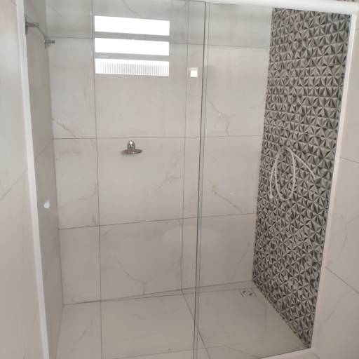 Box de banheiro. em Botucatu, SP por ProframeGlass Projetos em Esquadrias e vidros