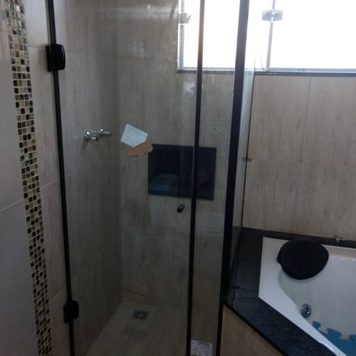 Box de banheiro. em Botucatu, SP por ProframeGlass Projetos em Esquadrias e vidros