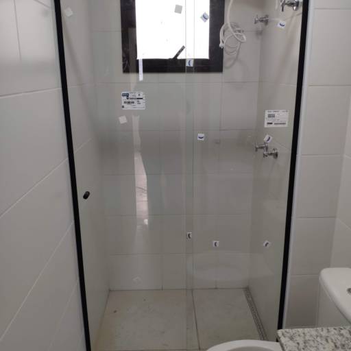 Box de banheiro. em Botucatu, SP por ProframeGlass Projetos em Esquadrias e vidros