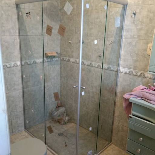 Box de banheiro. em Botucatu, SP por ProframeGlass Projetos em Esquadrias e vidros