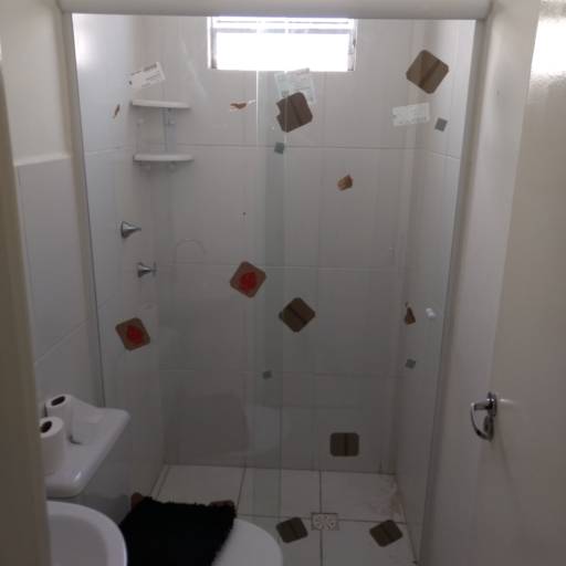 Box de banheiro. em Botucatu, SP por ProframeGlass Projetos em Esquadrias e vidros