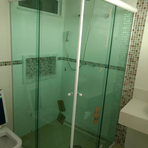 Box de banheiro. em Botucatu, SP por ProframeGlass Projetos em Esquadrias e vidros