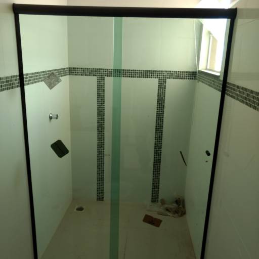 Box de banheiro. em Botucatu, SP por ProframeGlass Projetos em Esquadrias e vidros