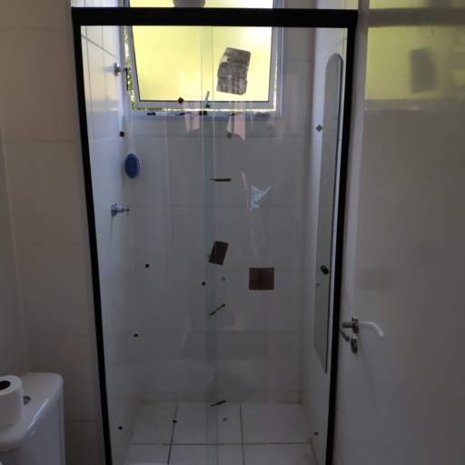 Box de banheiro. em Botucatu, SP por ProframeGlass Projetos em Esquadrias e vidros