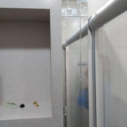 Espelho sobre espelho, com detalhes nas bordas. por Top Vidros