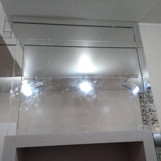 Comprar o produto de Espelho sobre espelho, com detalhes nas bordas. em Vidros pela empresa Top Vidros em Mineiros, GO por Solutudo