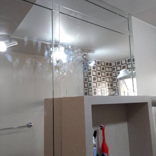 Espelho sobre espelho, com detalhes nas bordas. por Top Vidros