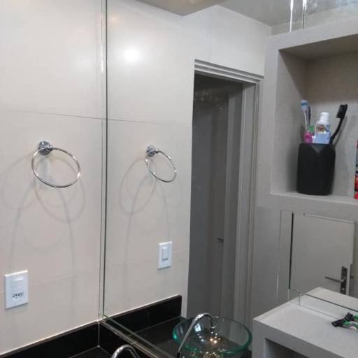 Espelho sobre espelho, com detalhes nas bordas. por Top Vidros