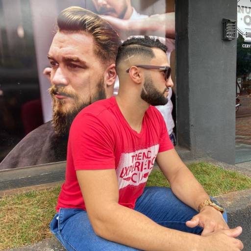 corte de cabelo tipo mid fade c/ freestyle + degradê c/ freestyle na barba