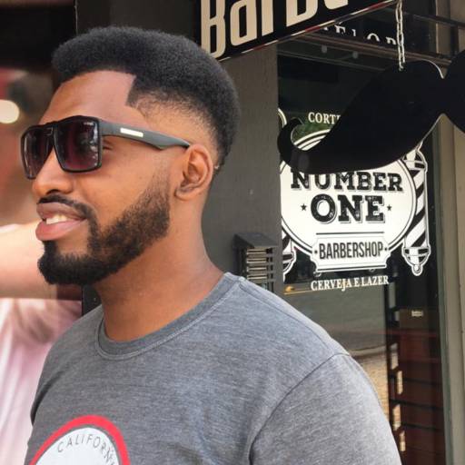 corte de cabelo Afro tipo mid fade + degradê na barba