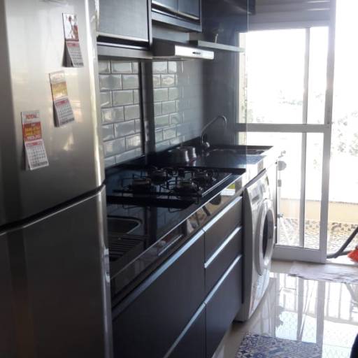 Cozinha planejada em alto padrão.  por Alexandre Elias Planejados