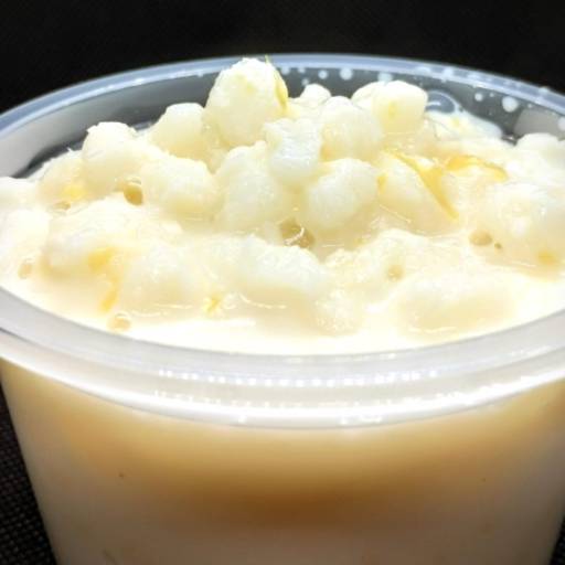 Canjica com leite de coco e coco ralado