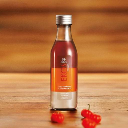 As folhas da pitangueira são tradicionalmente usadas para cobrir o chão em celebrações. Ricas em óleo essencial, libertam um extraordinário perfume suave