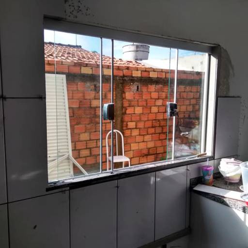 Janela 4 folhas incolor com fechadura. por Top Vidros